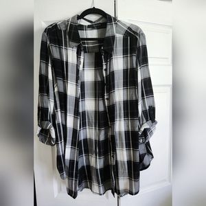 Fred David black & white plaid long button down top. Women's plus size 2X.